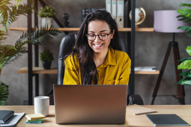 woman_on_computer_2